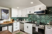 Plush King Bed, Full Kitchen, Fast WiFi, Parking