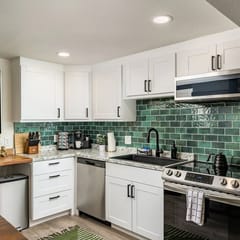 Plush King Bed, Full Kitchen, Fast WiFi, Parking