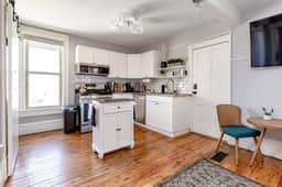 Victorian Home 3 BEDS Near Hospitals & Colleges