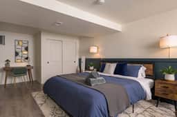 Plush King Bed, Full Kitchen, Fast WiFi, Parking - Image 3