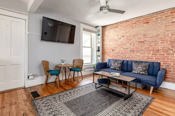 Victorian Home 3 BEDS Near Hospitals & Colleges