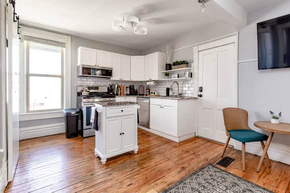 Victorian Home 3 BEDS Near Hospitals & Colleges